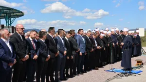 Na Šehidskom mezarju Rakita u Vlasenici danas je obilježena godišnjica stradanja Bošnjaka Vlasenice tokom agresije na Bosnu i Hercegovinu//