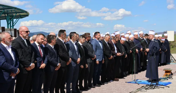 Na Šehidskom mezarju Rakita u Vlasenici danas je obilježena godišnjica stradanja Bošnjaka Vlasenice tokom agresije na Bosnu i Hercegovinu//