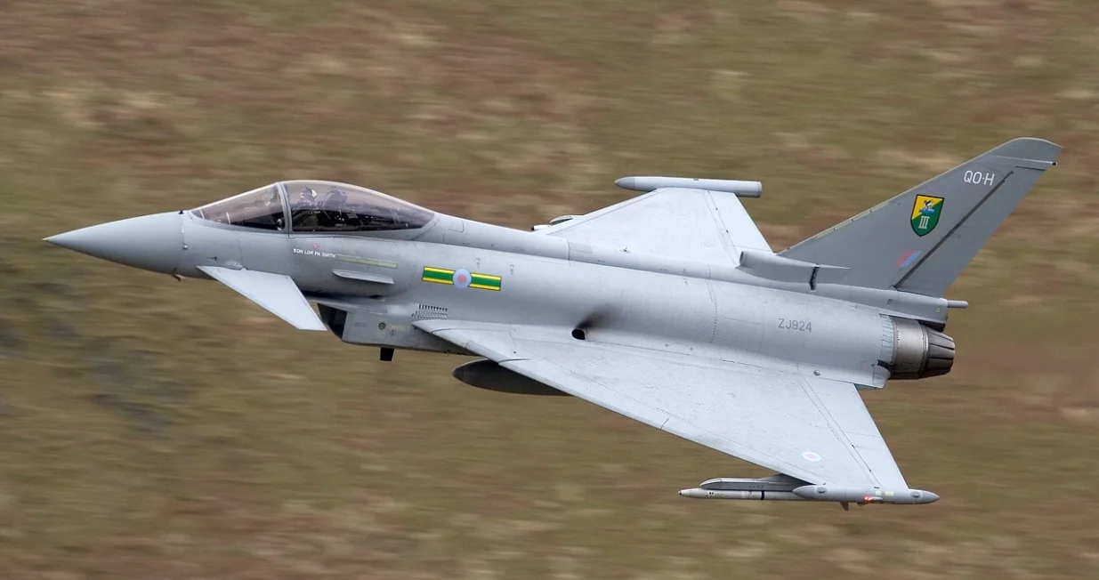 Britanski borbeni avion Typhoon/Chris Lofting