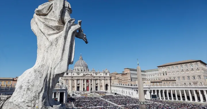 Na Trgu svetog Petra okupilo se na hiljade vjernika/Anadolija/