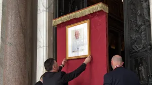 Rim, Italija - 21. april 2025: Poglavar Rimokatoličke crkve papa Franjo preminuo je u ponedjeljak ujutro 88. godini nakon što je patio od "dugotrajne respiratorne krize slične astmi", povezane s trombocitopenijom, saopćio je Vatikan. Katolici se okupljaju u bazilici svete Marije Velike kako bi se molili nakon smrti pape Franje. (Murat Bakmaz - Anadolu Agency)/