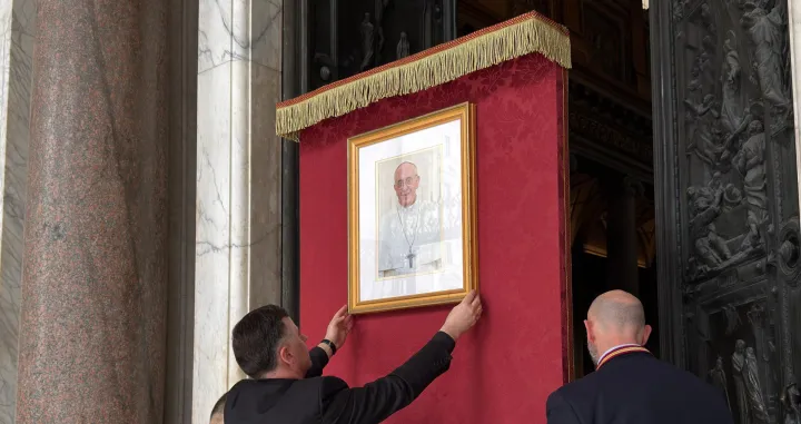 Rim, Italija - 21. april 2025: Poglavar Rimokatoličke crkve papa Franjo preminuo je u ponedjeljak ujutro 88. godini nakon što je patio od "dugotrajne respiratorne krize slične astmi", povezane s trombocitopenijom, saopćio je Vatikan. Katolici se okupljaju u bazilici svete Marije Velike kako bi se molili nakon smrti pape Franje. (Murat Bakmaz - Anadolu Agency)/