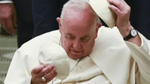 epa10388561 Pope Francis changes the skullcap during the weekly general audience at Paul VI Audience Hall at the Vatican, 04 January 2023. EPA/MAURIZIO BRAMBATTI/Maurizio Brambatti