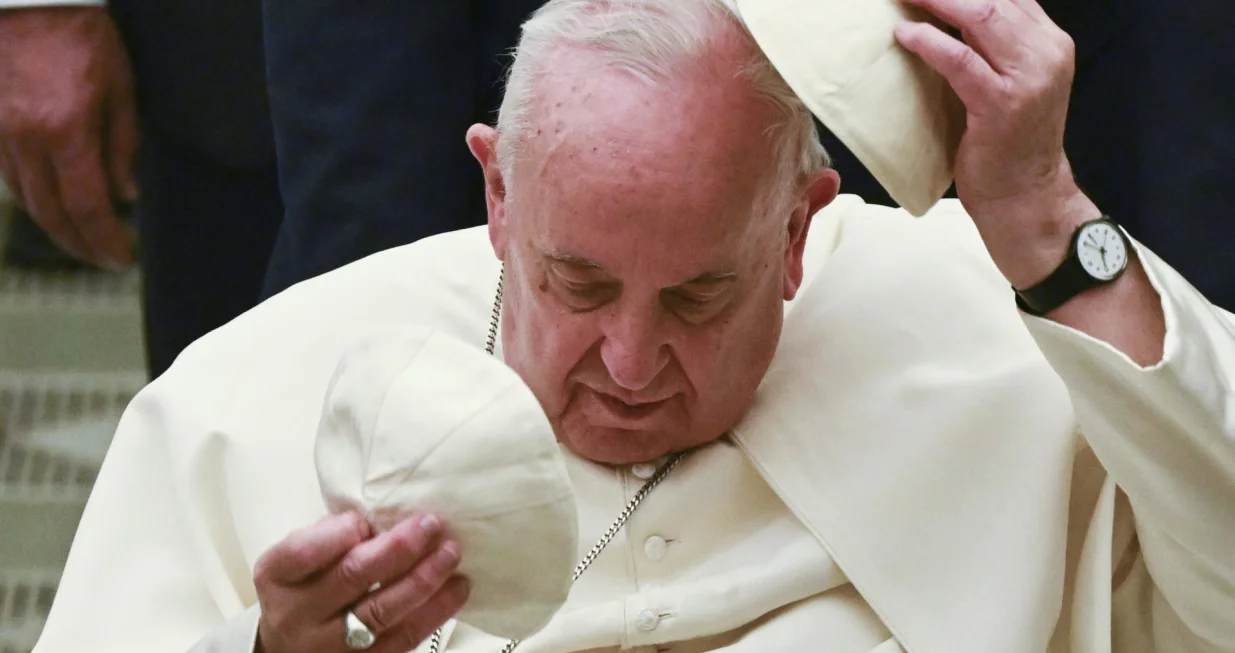 epa10388561 Pope Francis changes the skullcap during the weekly general audience at Paul VI Audience Hall at the Vatican, 04 January 2023. EPA/MAURIZIO BRAMBATTI/Maurizio Brambatti