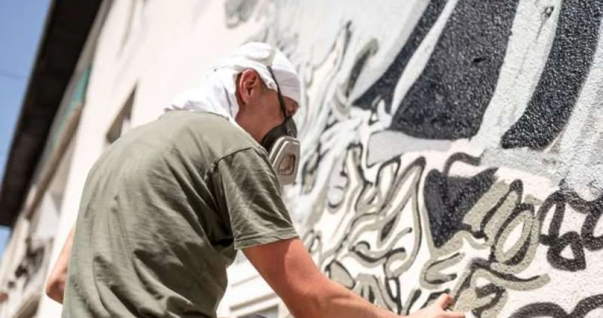 U toku izrada murala/Fena/