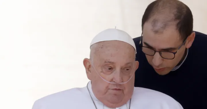 VATIKAN (AA) - Poglavar Rimokatoličke crkve papa Franjo u nedjelju se prvi put pojavio u javnosti otkako je prije dvije sedmice otpušten iz bolnice nakon liječenja obostrane upale pluća.Papa se pojavio na Trgu svetog Petra u Vatikanu u invalidskim kolicima kako bi pozdravio vjernike.Nakon što je pet sedmica bio na liječenju u rimskoj bolnici Gemelli zbog po život opasne obostrane upale pluća, 88-godišnji papa pojavio se na misi za bolesne i zdravstvene radnike u nedjelju."Dobra nedjelja svima", rekao je papa Franjo.Tokom tradicionalne mise uputio je molitvu za ljekare, medicinske sestre i zdravstvene radnike čija misija nije laka i mora se podržavati i poštovati. (Riccardo De Luca - Anadolu Agency)/