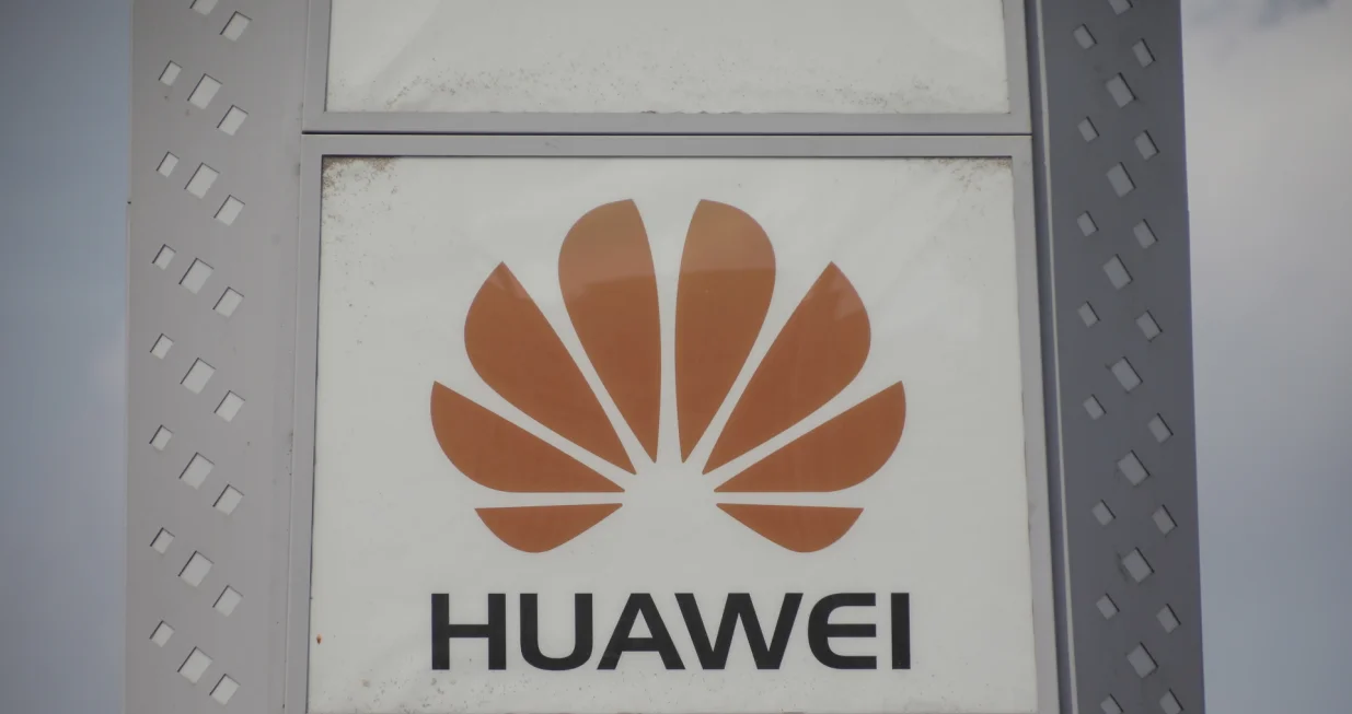 epa09486800 A view of a logo near a Huawei store in Beijing, China, 25 September 2021. According to reports, Huawei Chief Financial Officer Meng Wanzhou reached a deal with the US Justice Department on Friday that allows her to return to China. EPA/WU HONG/Wu Hong