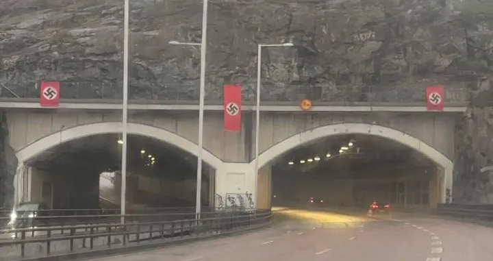 Tri nacističke zastave na autoputu na ulazu u Stockholm/