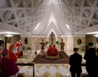 The body of Pope Francis is placed in an open casket during the rite of the declaration of death in Santa Marta residence at the Vatican, April 21, 2025. Vatican Media/­Handout via REUTERS ATTENTION EDITORS - THIS IMAGE WAS PROVIDED BY A THIRD PARTY. REFILE - CORRECTING DATE/Simone Risoluti