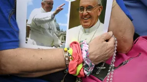 VATIKAN (AA) - Molitveno bdjenje odrЕѕano je na Trgu Svetog Petra u Vatikanu u ponedjeljak nakon smrti pape Franje, poglavara RimokatoliДЌke crkve.Papa Franjo preminuo je u ponedjeljak ujutro u 89. godini nakon ЕЎto je patio od "dugotrajne respiratorne krize sliДЌne astmi", povezane s trombocitopenijom, saopД‡io je Vatikan.RoД'en 17. decembra 1936. u Buenos Airesu, kao sin italijanskih imigranata, papa Franjo ЕЎkolovao se u Argentini i kasnije u NjemaДЌkoj, a za isusovaДЌkog sveД‡enika zareД'en je 1969. godine.Tokom viЕЎe od deset godina pontifikata, ostao je i figura divljenja i izvor kontroverzi.Zalagao se za reformu vatikanske birokratije, borbu protiv korupcije i rjeЕЎavanje kljuДЌnih izazova s kojima se Crkva suoДЌava.I dok su ga mnogi hvalili zbog skromnosti i posveД‡enosti socijalnoj pravdi, njegovo vodstvo naiЕЎlo je i na oЕЎtar otpor konzervativnih krugova unutar i izvan Crkve. (isabella Bonotto - Anadolu Agency)/