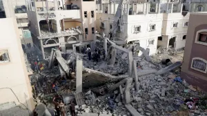 Palestinians inspect the site of an Israeli strike on a house, in Khan Younis in the southern Gaza Strip April 22, 2025. REUTERS/Hatem Khaled/Hatem Khaled