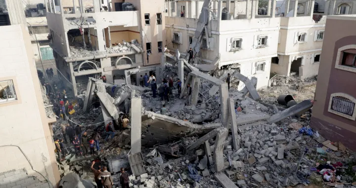 Palestinians inspect the site of an Israeli strike on a house, in Khan Younis in the southern Gaza Strip April 22, 2025. REUTERS/Hatem Khaled/Hatem Khaled