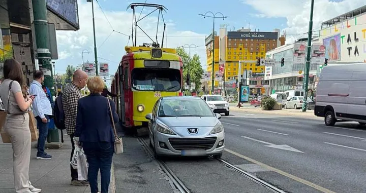Bahato parkiranje i blokada saobraćaja/Društvene Mreže