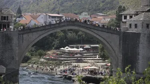 Mostar ljeto, Stari most, turisti/Anadolija/