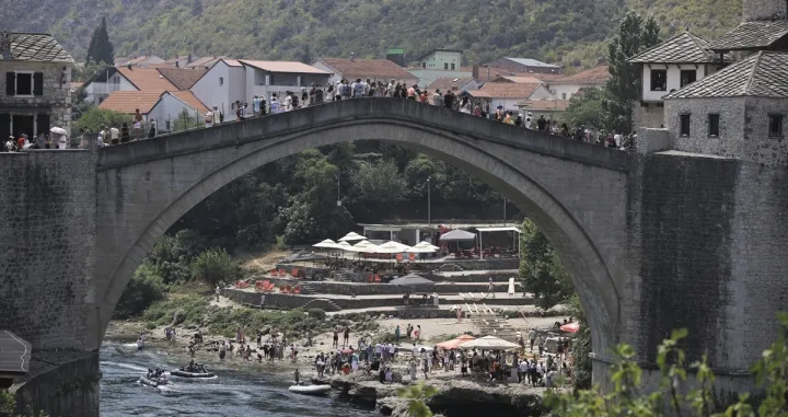 Mostar ljeto, Stari most, turisti/Anadolija/