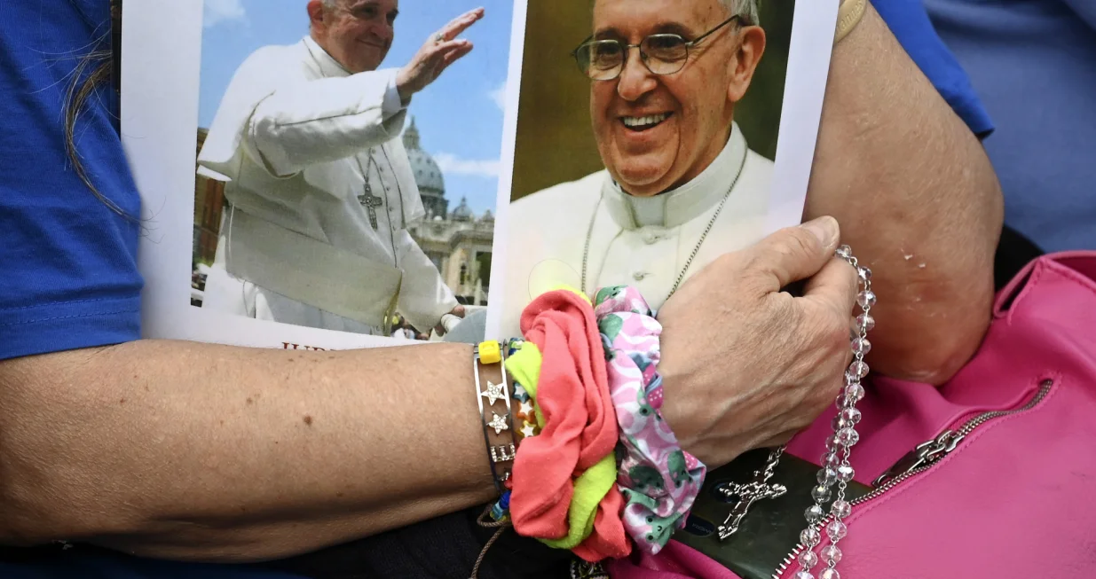 VATIKAN (AA) - Molitveno bdjenje odrЕѕano je na Trgu Svetog Petra u Vatikanu u ponedjeljak nakon smrti pape Franje, poglavara RimokatoliДЌke crkve.Papa Franjo preminuo je u ponedjeljak ujutro u 89. godini nakon ЕЎto je patio od "dugotrajne respiratorne krize sliДЌne astmi", povezane s trombocitopenijom, saopД‡io je Vatikan.RoД'en 17. decembra 1936. u Buenos Airesu, kao sin italijanskih imigranata, papa Franjo ЕЎkolovao se u Argentini i kasnije u NjemaДЌkoj, a za isusovaДЌkog sveД‡enika zareД'en je 1969. godine.Tokom viЕЎe od deset godina pontifikata, ostao je i figura divljenja i izvor kontroverzi.Zalagao se za reformu vatikanske birokratije, borbu protiv korupcije i rjeЕЎavanje kljuДЌnih izazova s kojima se Crkva suoДЌava.I dok su ga mnogi hvalili zbog skromnosti i posveД‡enosti socijalnoj pravdi, njegovo vodstvo naiЕЎlo je i na oЕЎtar otpor konzervativnih krugova unutar i izvan Crkve. (isabella Bonotto - Anadolu Agency)/