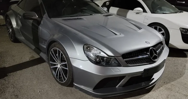 Ekipa agencije Anadolija snimila je u Damasku luksuzne automobile koje je koristio svrgnuti sirijski lider Bashar al-Assad, te njegov brat Mahir al-Assad. Dok je zemlja tokom 13 godina građanskog rata prolazila kroz ogromna razaranja i ekonomsku krizu, u garaži porodice Assad bile su parkirane na desetine luksuznih automobila čija vrijednost doseže milione dolara//