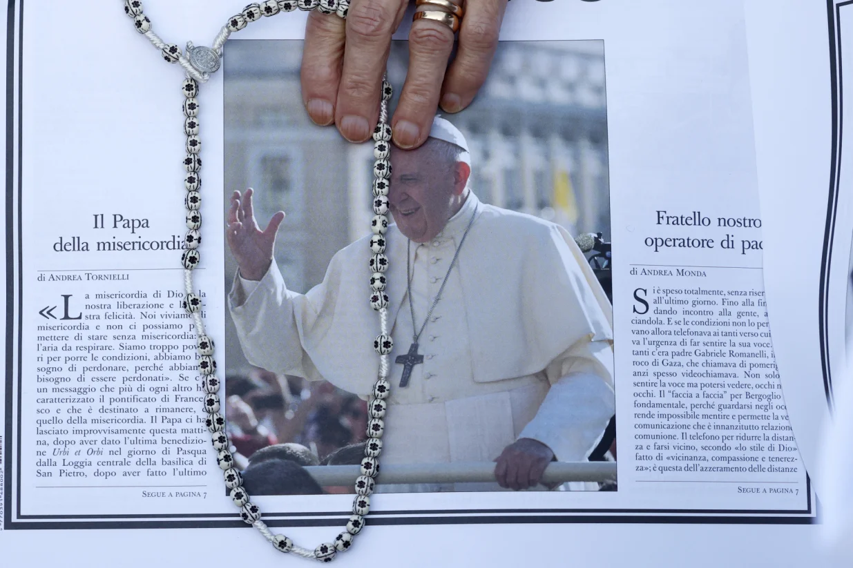 VATIKAN (AA) - Hiljade katolika prisustvovalo je molitvi za papu Franju na Trgu Svetog Petra u Vatikanu, kako bi odali poДЌast poglavaru RimokatoliДЌke crkve koji je preminuo u ponedjeljak.Veliki broj novinara okupio se u blizini trga, postavljajuД‡i kampove kako bi izvjeЕЎtavali o razvoju dogaД'aja u vezi sa papinom sahranom.Papa Franjo (88) umro je u ponedjeljak rano ujutro od posljedica moЕѕdanog udara i srДЌanog zatajenja.Posljednji ispraД‡aj odrЕѕat Д‡e se u subotu, 26. aprila, nakon mise koja Д‡e poДЌeti u 10 sati po lokalnom vremenu. KovДЌeg Д‡e biti prevezen u Baziliku sv. Marije Velike u Rimu gdje Д‡e papa biti pokopan. (Riccardo De Luca - Anadolu Agency)/