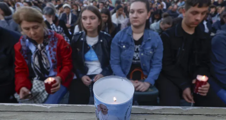 VATIKAN (AA) - Hiljade katolika prisustvovalo je molitvi za papu Franju na Trgu Svetog Petra u Vatikanu, kako bi odali poДЌast poglavaru RimokatoliДЌke crkve koji je preminuo u ponedjeljak.Veliki broj novinara okupio se u blizini trga, postavljajuД‡i kampove kako bi izvjeЕЎtavali o razvoju dogaД'aja u vezi sa papinom sahranom.Papa Franjo (88) umro je u ponedjeljak rano ujutro od posljedica moЕѕdanog udara i srДЌanog zatajenja.Posljednji ispraД‡aj odrЕѕat Д‡e se u subotu, 26. aprila, nakon mise koja Д‡e poДЌeti u 10 sati po lokalnom vremenu. KovДЌeg Д‡e biti prevezen u Baziliku sv. Marije Velike u Rimu gdje Д‡e papa biti pokopan. (Riccardo De Luca - Anadolu Agency)/