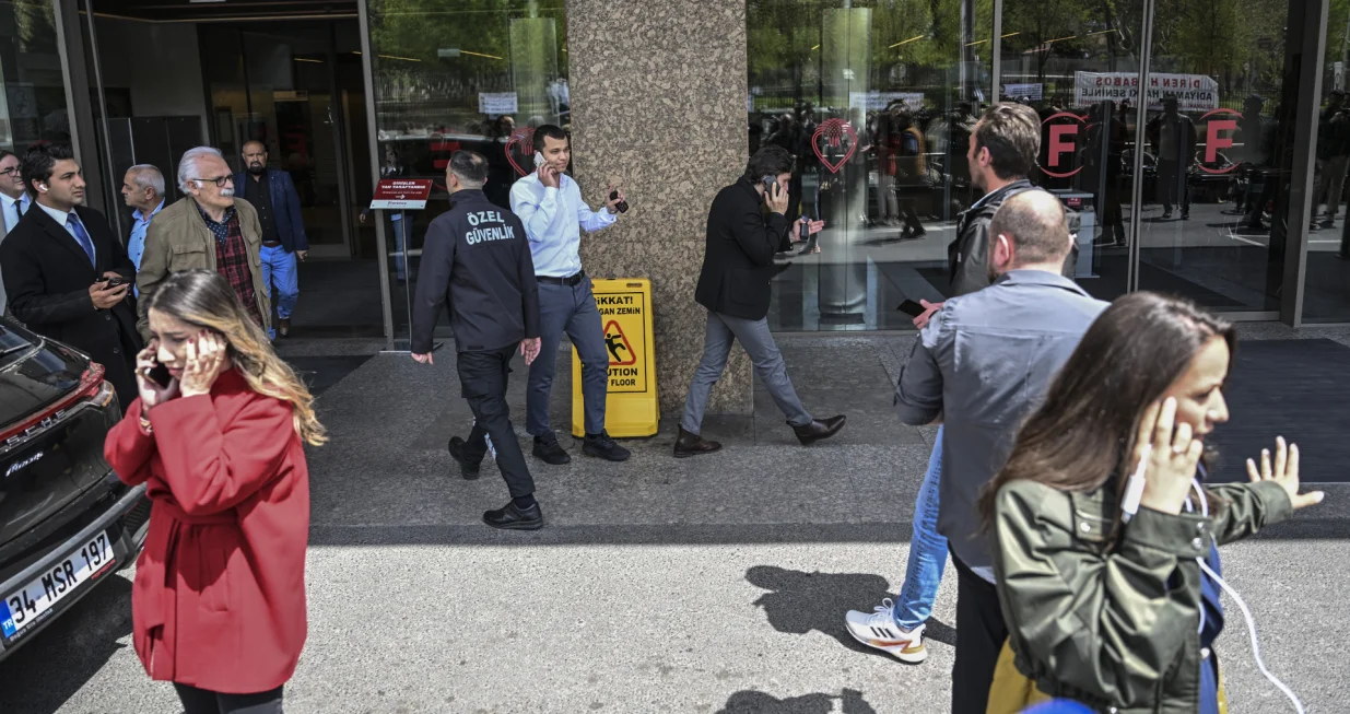 Istanbul, Turska - 23. april 2025:Zemljotres jaДЌine 6,2 stepeni po Rihteru pogodio je u srijedu podruДЌje Istanbula, a graД'ani su nakon snaЕѕnog podrhtavanja tla izaЕЎli na ulice u strahu od novih potresa (Murat ЕћengГјl - Anadolu Agency)/