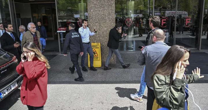 Istanbul, Turska - 23. april 2025:Zemljotres jaДЌine 6,2 stepeni po Rihteru pogodio je u srijedu podruДЌje Istanbula, a graД'ani su nakon snaЕѕnog podrhtavanja tla izaЕЎli na ulice u strahu od novih potresa (Murat ЕћengГјl - Anadolu Agency)/