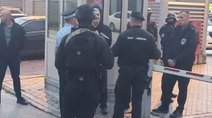 Inspektori SIPA-e ispred Administartivnog centra Vlade RS-a/X/