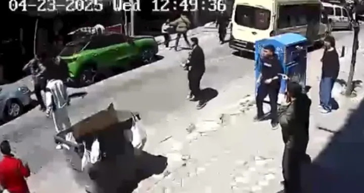 Na snimku se vidi pad muškarca na automobil/Screenshot/Screenshot 