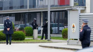 Jake policijske snage ispred Administrativnog centra Vlade RS-a u Istočnom Sarajevu/Damir Deljo 