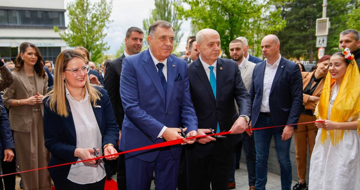 U Istočnom Sarajevu, 24. aprila 2025. godine, predsjednik bosanskohercegovačkog entiteta RS Milorad Dodik svečano je otvorio zgradu Rektorata i Muzičke akademije Univerziteta u Istočnom Sarajevu/Damir Deljo