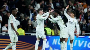 Soccer Football - LaLiga - Real Madrid v Athletic Bilbao - Santiago Bernabeu, Madrid, Spain - April 20, 2025 Real Madrid's Federico Valverde celebrates scoring their first goal with Eduardo Camavinga and Arda Guler REUTERS/Isabel Infantes