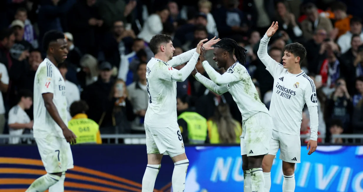 Soccer Football - LaLiga - Real Madrid v Athletic Bilbao - Santiago Bernabeu, Madrid, Spain - April 20, 2025 Real Madrid's Federico Valverde celebrates scoring their first goal with Eduardo Camavinga and Arda Guler REUTERS/Isabel Infantes