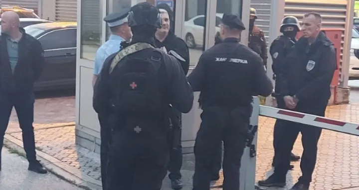 Inspektori SIPA-e ispred Administartivnog centra Vlade RS-a/X/