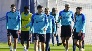 epa10377078 FC Barcelona's players Franck Kessie (2-L), Robert Lewandowski (C), Raphinha (3-R) and Ronald Araujo (2-R) attend a team's training session at the club's sport complex in Sant Joan Despi, in Barcelona, Spain, 23 December 2022. The team prepares its upcoming LaLiga match against Espanyol on 31 December 2022. EPA/Enric Fontcuberta