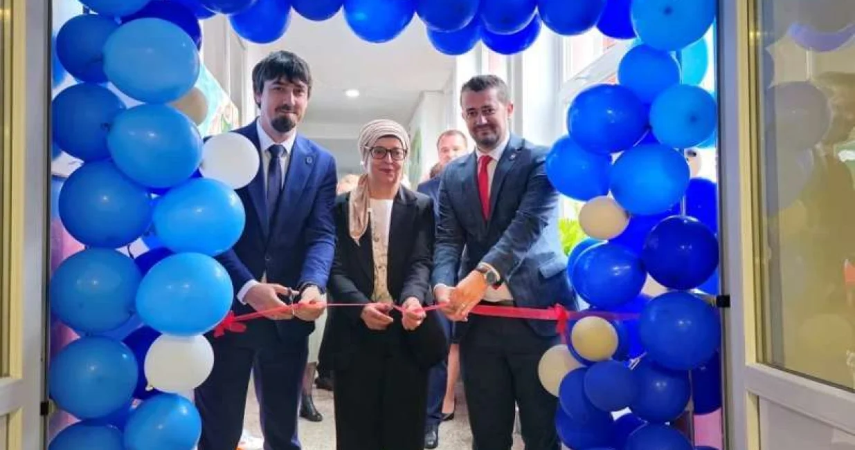 Sa svečanog otvaranja/Fena//