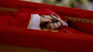 A rosary is seen as the body of Pope Francis is placed in an open casket during the rite of the declaration of death in Santa Marta residence at the Vatican, April 21, 2025. Vatican Media/­Handout via REUTERS ATTENTION EDITORS - THIS IMAGE WAS PROVIDED BY A THIRD PARTY. TPX IMAGES OF THE DAY REFILE - CORRECTING DATE/Simone Risoluti