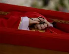 A rosary is seen as the body of Pope Francis is placed in an open casket during the rite of the declaration of death in Santa Marta residence at the Vatican, April 21, 2025. Vatican Media/­Handout via REUTERS ATTENTION EDITORS - THIS IMAGE WAS PROVIDED BY A THIRD PARTY. TPX IMAGES OF THE DAY REFILE - CORRECTING DATE/Simone Risoluti