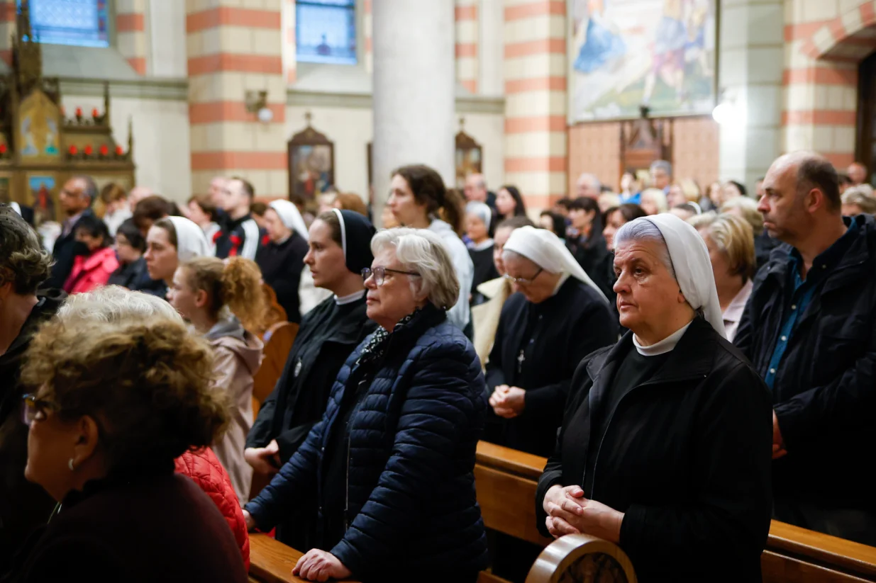U sarajevskoj katedrali Srca Isusova u petak je održana misa zadušnica za papu Franju/Damir Deljo