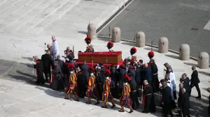 VATIKAN, 23. APRIL:Tijelo preminulog pape Franje premjeЕЎteno je jutros iz kapele Doma svete Marte u Baziliku svetog Petra. Procesija je krenula preko Trga svete Marte, Trga rimskih prvomuДЌenika i Luka zvona te je potom uЕЎla u baziliku kroz centralna vrata. Tijelo poglavara rimokatoliДЌke crkve je izloЕѕeno u kovДЌegu, umjesto na visokom odru ЕЎto je bila prethodna praksa koju je papa Franjo promijenio proЕЎle godine. Papa Franjo preminuo je u ponedjeljak, u 88. godini. Papina sahrana planirana je u subotu, 26. aprila. (BarД±Еџ SeГ§kin - Anadolu Agency)/