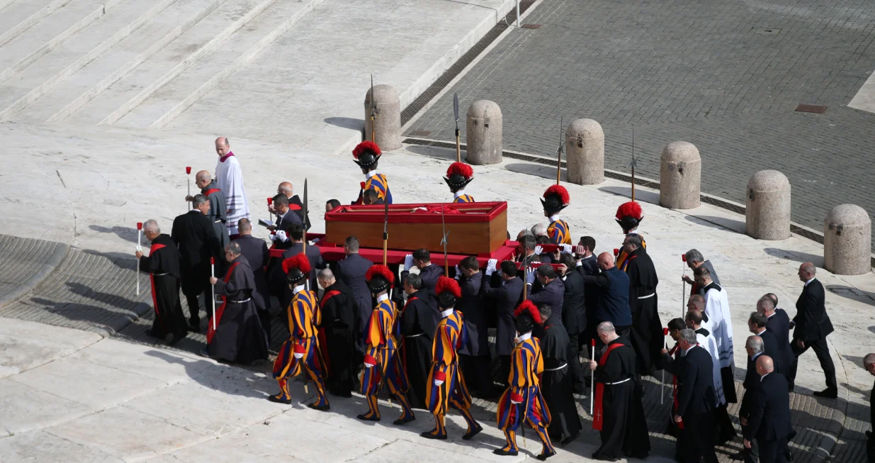 VATIKAN, 23. APRIL:Tijelo preminulog pape Franje premjeЕЎteno je jutros iz kapele Doma svete Marte u Baziliku svetog Petra. Procesija je krenula preko Trga svete Marte, Trga rimskih prvomuДЌenika i Luka zvona te je potom uЕЎla u baziliku kroz centralna vrata. Tijelo poglavara rimokatoliДЌke crkve je izloЕѕeno u kovДЌegu, umjesto na visokom odru ЕЎto je bila prethodna praksa koju je papa Franjo promijenio proЕЎle godine. Papa Franjo preminuo je u ponedjeljak, u 88. godini. Papina sahrana planirana je u subotu, 26. aprila. (BarД±Еџ SeГ§kin - Anadolu Agency)/