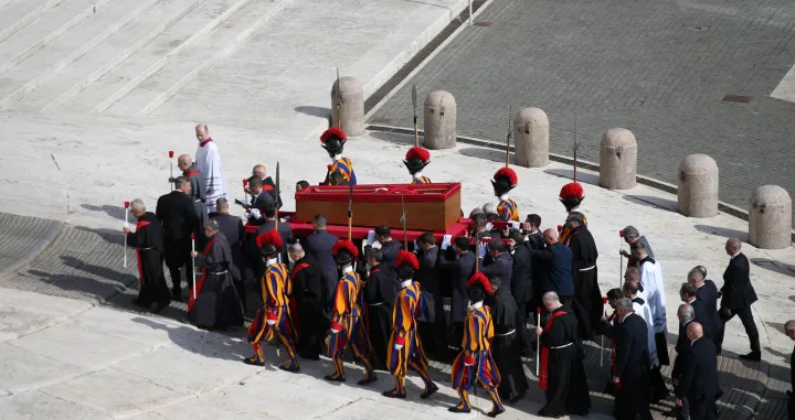 VATIKAN, 23. APRIL:Tijelo preminulog pape Franje premjeЕЎteno je jutros iz kapele Doma svete Marte u Baziliku svetog Petra. Procesija je krenula preko Trga svete Marte, Trga rimskih prvomuДЌenika i Luka zvona te je potom uЕЎla u baziliku kroz centralna vrata. Tijelo poglavara rimokatoliДЌke crkve je izloЕѕeno u kovДЌegu, umjesto na visokom odru ЕЎto je bila prethodna praksa koju je papa Franjo promijenio proЕЎle godine. Papa Franjo preminuo je u ponedjeljak, u 88. godini. Papina sahrana planirana je u subotu, 26. aprila. (BarД±Еџ SeГ§kin - Anadolu Agency)/