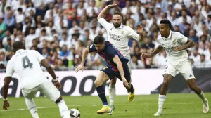 epa10247601 FC Barcelona's Robert Lewandowski (C-L) in action against Real Madrid's Dani Carvajal (C-R) during El Clasico, the Spanish LaLiga soccer match between Real Madrid and FC Barcelona in Madrid, Spain, 16 October 2022. EPA/Rodrigo Jimenez