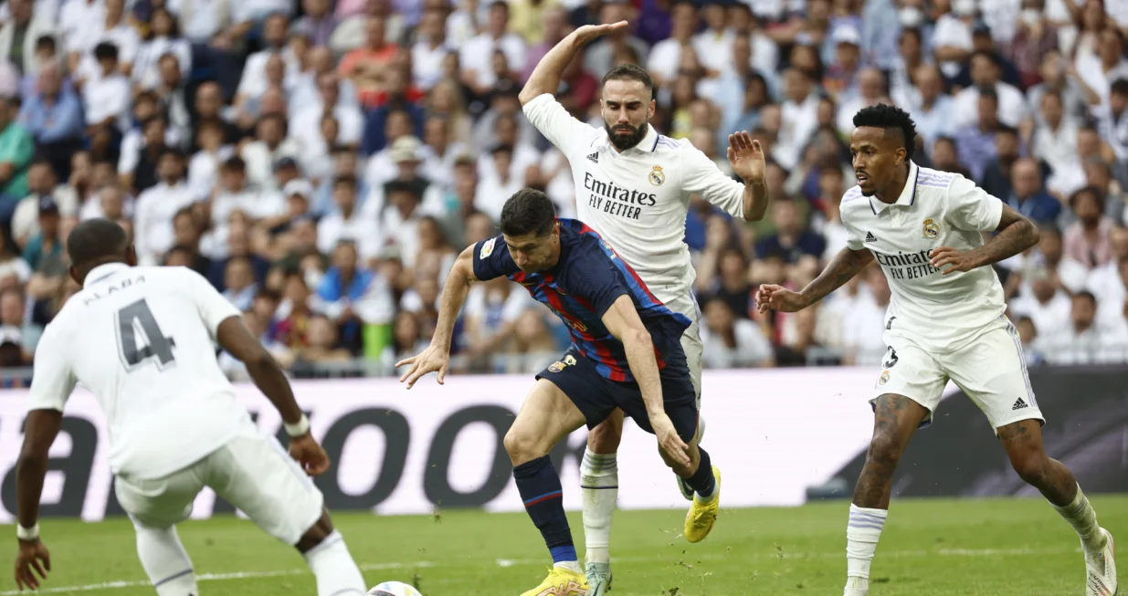 epa10247601 FC Barcelona's Robert Lewandowski (C-L) in action against Real Madrid's Dani Carvajal (C-R) during El Clasico, the Spanish LaLiga soccer match between Real Madrid and FC Barcelona in Madrid, Spain, 16 October 2022. EPA/Rodrigo Jimenez
