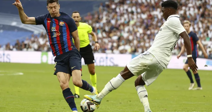 epa10247599 FC Barcelona's Robert Lewandowski (L) in action against Real Madrid's Aurelien Tchouameni (R) during El Clasico, the Spanish LaLiga soccer match between Real Madrid and FC Barcelona in Madrid, Spain, 16 October 2022. EPA/Rodrigo Jimenez