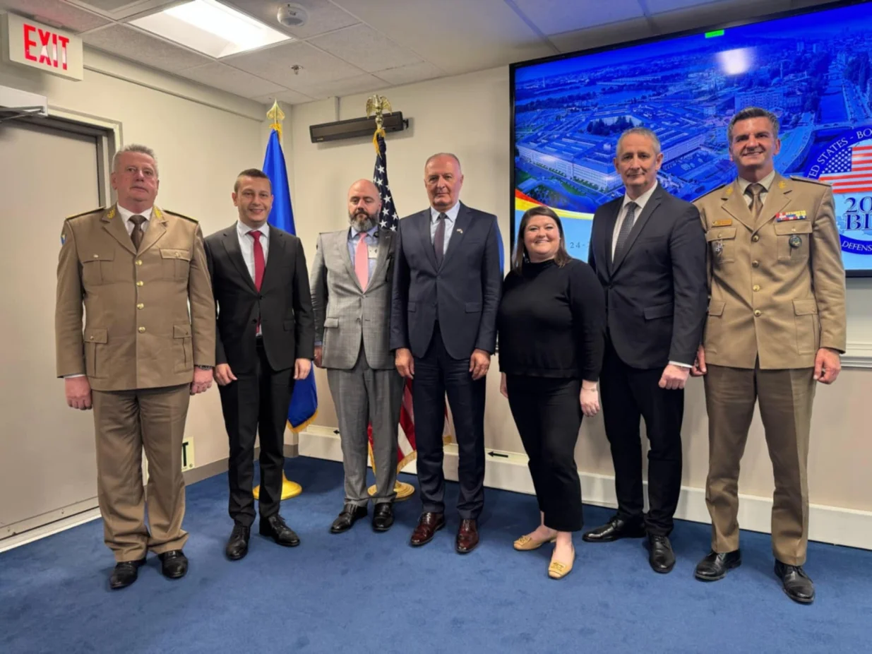 Bilateralne konsultacije iz oblasti odbrane održane su u Pentagonu. Delegaciju Ministarstva odbrane i Oružanih snaga BiH predvodio je ministar odbrane Zukan Helez, a delegaciju Ministarstva odbrane Sjedinjenih Američkih Država predvodio je David Baker, zamjenik pomoćnika američkog sekretara odbrane za Evropu i NATO//