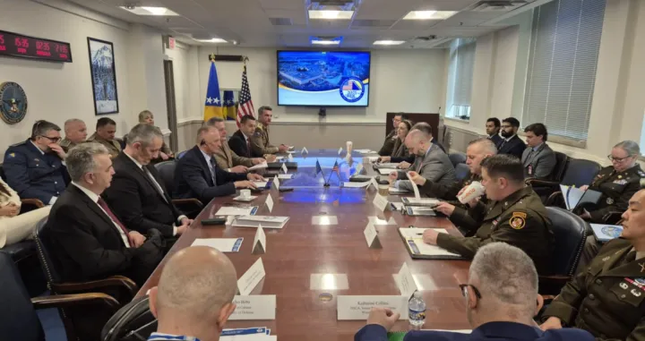 Bilateralne konsultacije iz oblasti odbrane održane su u Pentagonu. Delegaciju Ministarstva odbrane i Oružanih snaga BiH predvodio je ministar odbrane Zukan Helez, a delegaciju Ministarstva odbrane Sjedinjenih Američkih Država predvodio je David Baker, zamjenik pomoćnika američkog sekretara odbrane za Evropu i NATO//