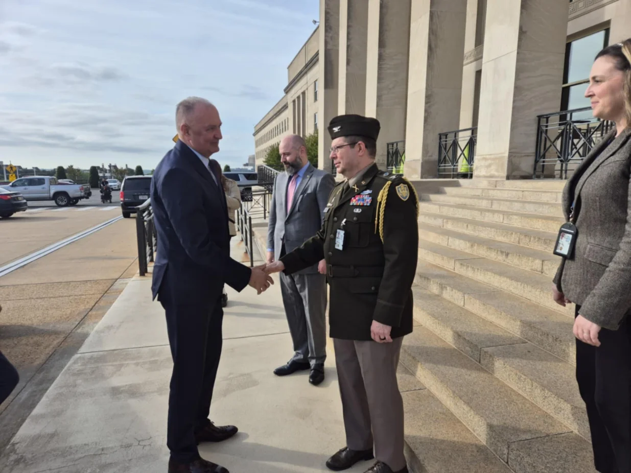 Bilateralne konsultacije iz oblasti odbrane održane su u Pentagonu. Delegaciju Ministarstva odbrane i Oružanih snaga BiH predvodio je ministar odbrane Zukan Helez, a delegaciju Ministarstva odbrane Sjedinjenih Američkih Država predvodio je David Baker, zamjenik pomoćnika američkog sekretara odbrane za Evropu i NATO//