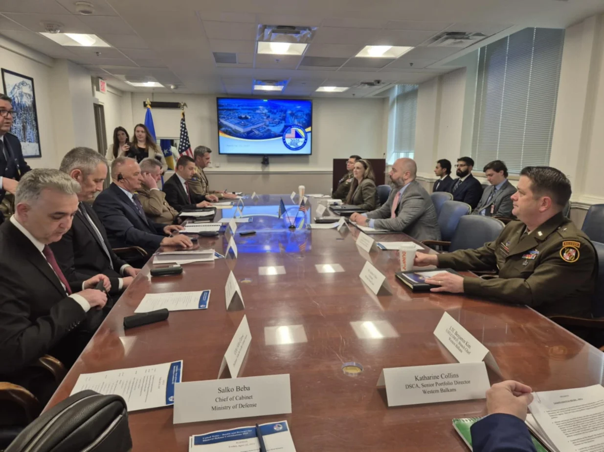 Bilateralne konsultacije iz oblasti odbrane održane su u Pentagonu. Delegaciju Ministarstva odbrane i Oružanih snaga BiH predvodio je ministar odbrane Zukan Helez, a delegaciju Ministarstva odbrane Sjedinjenih Američkih Država predvodio je David Baker, zamjenik pomoćnika američkog sekretara odbrane za Evropu i NATO//