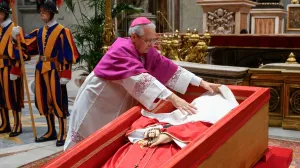 Zatvoren je kovčeg pape Franje u bazilici Svetog Petra//