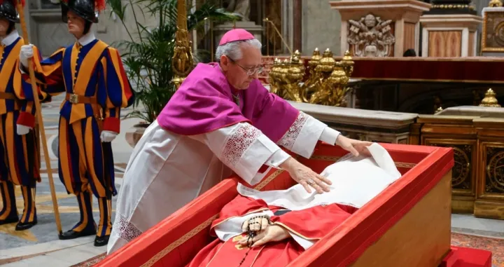 Zatvoren je kovčeg pape Franje u bazilici Svetog Petra//