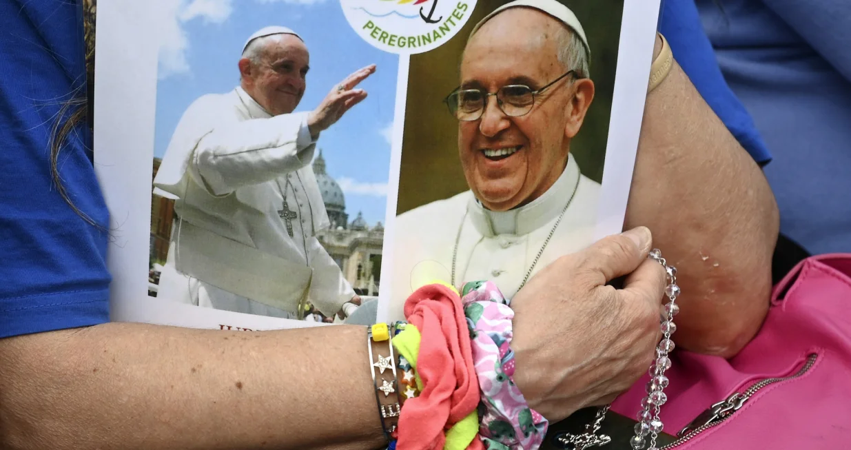 VATIKAN (AA) - Molitveno bdjenje odrЕѕano je na Trgu Svetog Petra u Vatikanu u ponedjeljak nakon smrti pape Franje, poglavara RimokatoliДЌke crkve.Papa Franjo preminuo je u ponedjeljak ujutro u 89. godini nakon ЕЎto je patio od "dugotrajne respiratorne krize sliДЌne astmi", povezane s trombocitopenijom, saopД‡io je Vatikan.RoД'en 17. decembra 1936. u Buenos Airesu, kao sin italijanskih imigranata, papa Franjo ЕЎkolovao se u Argentini i kasnije u NjemaДЌkoj, a za isusovaДЌkog sveД‡enika zareД'en je 1969. godine.Tokom viЕЎe od deset godina pontifikata, ostao je i figura divljenja i izvor kontroverzi.Zalagao se za reformu vatikanske birokratije, borbu protiv korupcije i rjeЕЎavanje kljuДЌnih izazova s kojima se Crkva suoДЌava.I dok su ga mnogi hvalili zbog skromnosti i posveД‡enosti socijalnoj pravdi, njegovo vodstvo naiЕЎlo je i na oЕЎtar otpor konzervativnih krugova unutar i izvan Crkve. (isabella Bonotto - Anadolu Agency)/